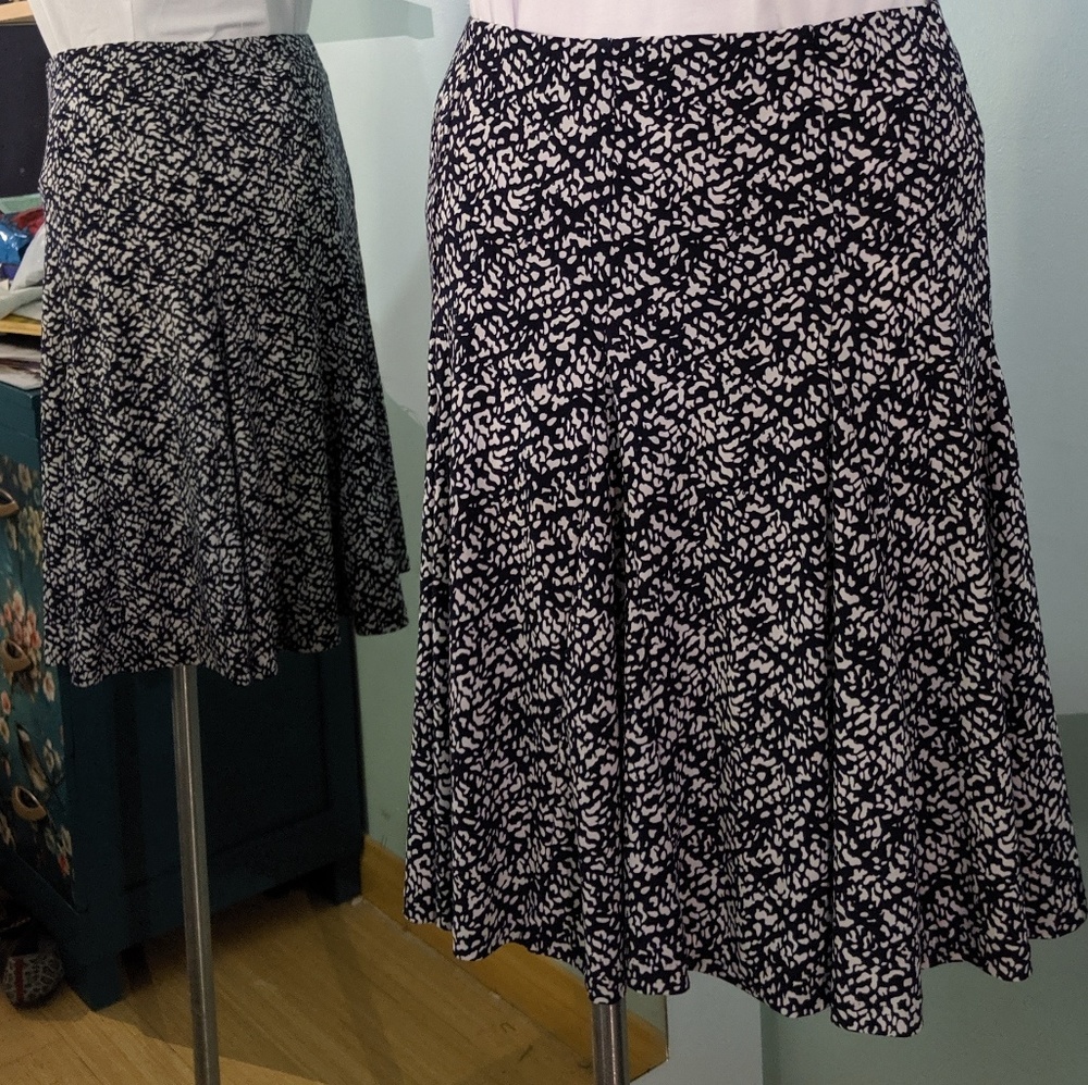 Chaps Blue & White patterned skirt - L